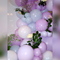 Фотозона с воздушными шарами на свадьбу с декоративной зеленью.