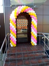 Арка из воздушных шаров на каркасе.