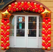 Плоская арка из воздушных шаров на открытие магазина