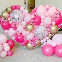 Фигура сердце аэромазаика из воздушных шаров с флористикой.