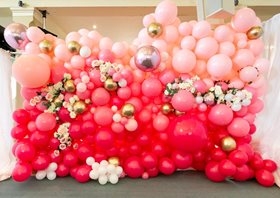 Стена из воздушных шаров с цветами.